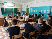 Учитель истории Прядченко В.Н. проводит мероприятие.